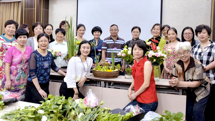 20161030913妇委会举行“花好月圆”迎中秋插花活动1.jpg